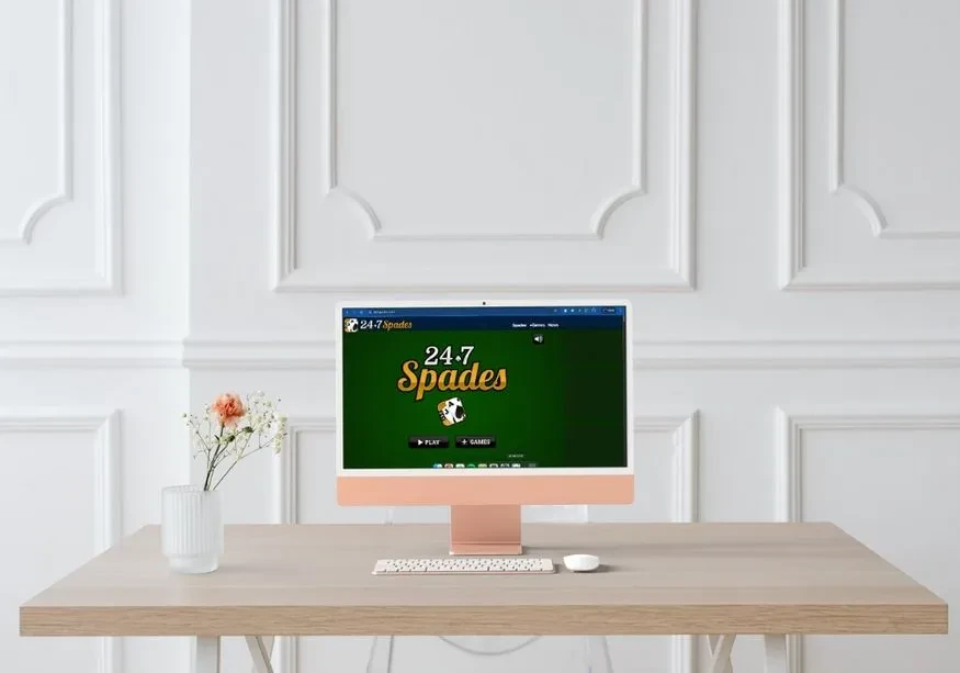 A game of 247 Spades open in a monitor screen